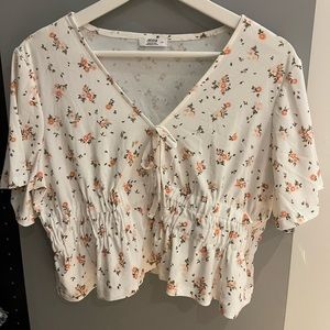 Summery Ardene t shirt with cute details size L